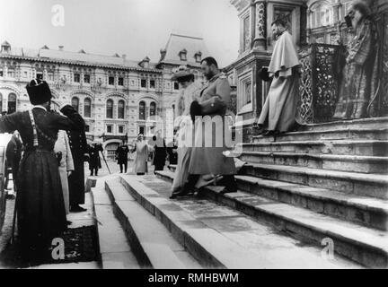 Tsar Nicholas II e Tsarina Alexandra Fyodorovna presso la Cattedrale di San Basilio il beato. Argento Fotografia di gelatina Foto Stock