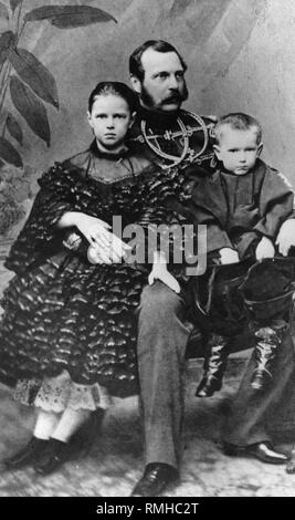 Ritratto dell'Imperatore Alessandro II di Russia (1818-1881) con la figlia Maria e Figlio Sergei. Foto di albumina Foto Stock