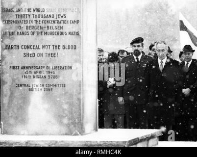 Uomo politico israeliano Shimon Peres al campo di concentramento di Bergen Belsen. Foto Stock