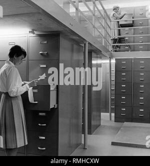 I dipendenti dell'archivio di immagini del Sueddeutscher Verlag ricerca immagini. Foto Stock