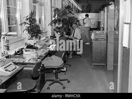 I dipendenti della libreria di immagini del Sueddeutscher Verlag lavora in ufficio. Foto Stock