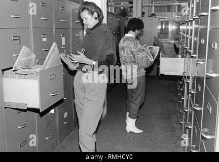 I membri del personale di ricerca nell'archivio delle immagini della Sueddeutsche Verlag. Foto Stock