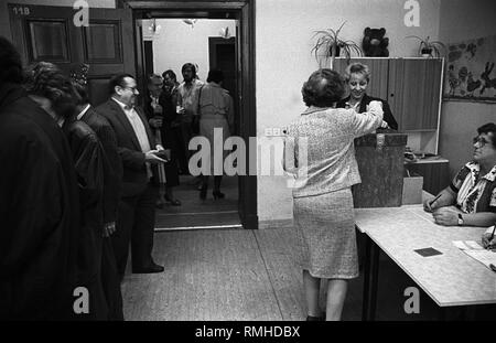 Germania, Berlino, 18 marzo, 1990: le persone della camera di elezione nel 1990 (prima e ultima elezione del popolo della camera della RDT), posizione di polling presso la scuola di Ruppiner Strasse a Arkonaplatz, urne. Foto Stock