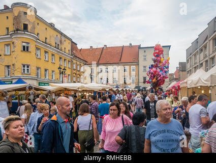 Jawor, Polonia - Agosto 2018 : folla di persone nel centro della città durante la sfilata annuale sul pane e pan di zenzero Festival Foto Stock