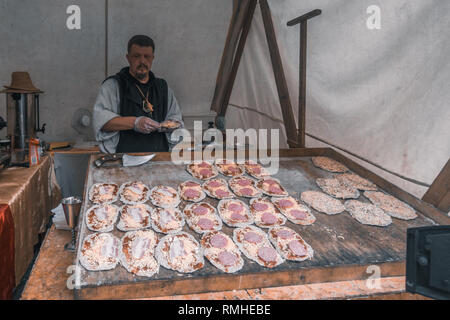 Jawor, Polonia - Agosto 2018 : Baker preparare mini pizza da cuocere in forno durante la sfilata annuale sul pane e pan di zenzero Festival Foto Stock