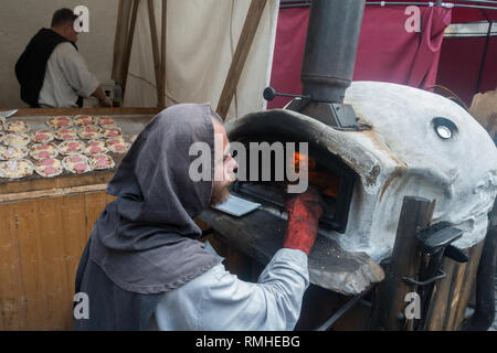 Jawor, Polonia - Luglio 2018 : Baker preparare mini pizza da cuocere in forno durante la sfilata annuale sul pane e pan di zenzero Festival Foto Stock