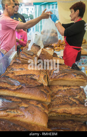 Jawor, Polonia - Luglio 2018 : la gente vendere e comprare il pane appena sfornato da una strada stand durante il pane annuale e Festival di panpepato Foto Stock