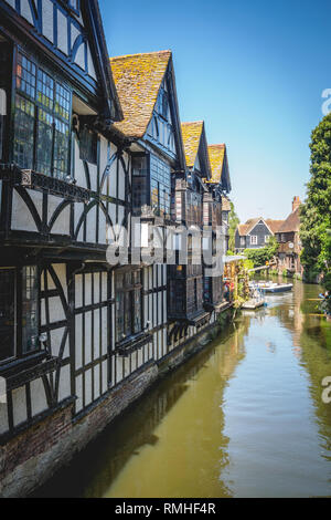 Canterbury, Regno Unito - Maggio, 2018. Vista del tipico edificio medievale lungo il fiume Stour nel centro storico. Foto Stock