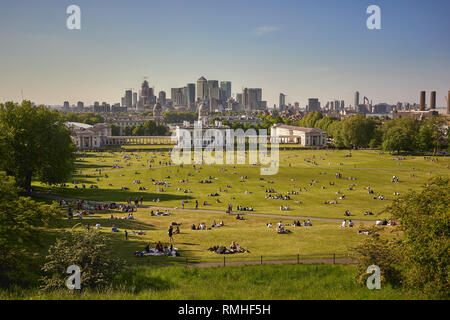 London, Regno Unito - Maggio, 2018. Persone relax nel parco di Greenwich. Formato orizzontale. Foto Stock