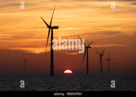 Le turbine eoliche sulla matrice di Londra Offshore Wind Farm in esterno di estuario del Tamigi durante il tramonto Foto Stock