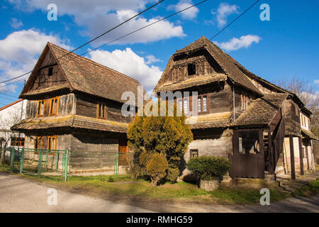 Storici edifici in legno nel piccolo villaggio di Cigoc villaggio nella contea di Sisak-Moslavina, Croazia centrale Foto Stock