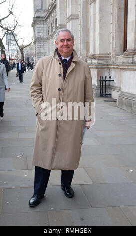 Il procuratore generale, Geoffrey Cox, passeggiate lungo Whitehall sul modo di Downing Street. Foto Stock