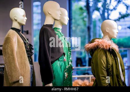 Manichini femmina in un negozio di moda Foto Stock