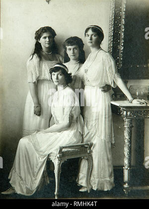 Grand Duchesse Olga di Russia, Tatiana di Russia, Maria di Russia e Anastasia di Russia nel salotto. Fotografia Foto Stock