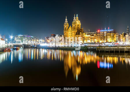 Amsterdam, Paesi Bassi - 13 Febbraio 2018: La Chiesa di San Nicola (Nicolaaskerk in olandese). Sint-Nicolaasbasiliek è una chiesa cattolica romana in Amste Foto Stock