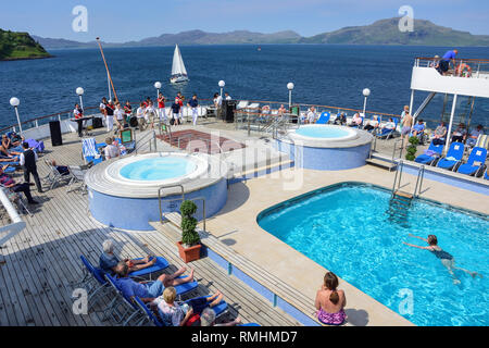 Intrattenimento "Sail Away" a bordo della nave da crociera Fred Olsen Boudicca lasciando Toermory, Isola di Mull, Inner Hebrides, Scozia, Regno Unito Foto Stock