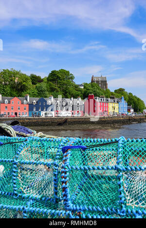 Case colorate e pentole di aragosta sulla banchina, Tobermory, Isola di Mull, Ebridi interne, Argyll e Bute, Scozia, Regno Unito Foto Stock