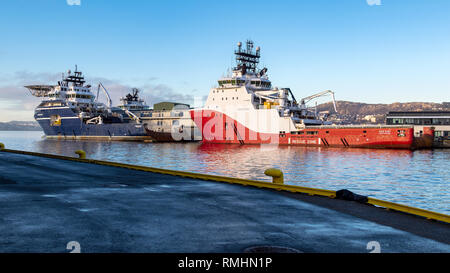 AHTS Offshore Anchor Handling Tug Supply vessels Siem Ruby e Normand Drott nel porto di Bergen, Norvegia. Febbraio a Skoltegrunnskaien quay. Foto Stock