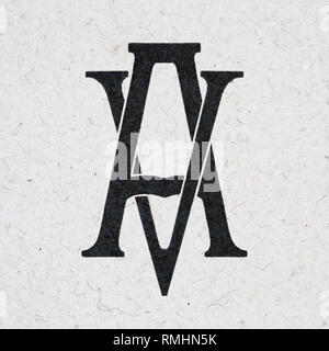 Un monogramma V, lo spurgo di inchiostro sulla carta craft Foto Stock