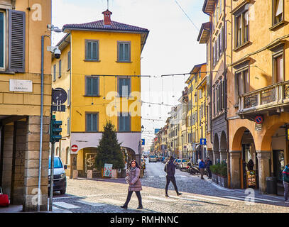 Cittadini attraversando Via Giovanni Battista Moroni a Citta Bassa, Bergamo, Lombardia, Italia. Vista da Via Zambonate street. Foto Stock