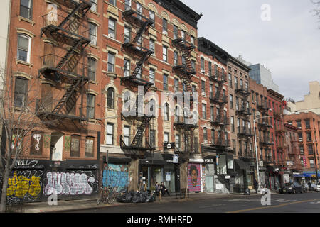 Edifici con fuoco sfugge lungo Essex Street sul Congresso EASST inferiore lato, Manhattan, New York City. Foto Stock