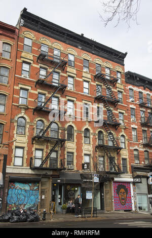 Edifici con fuoco sfugge lungo Essex Street sul Congresso EASST inferiore lato, Manhattan, New York City. Foto Stock