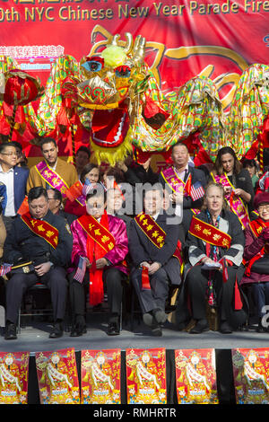 VIP locali e dignitari partecipare al Capodanno cinese nella città di New York nel 2019 accogliente nell'anno del maiale a Sara D Roosevelt Park a Chinatown. Foto Stock