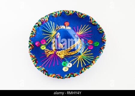 Sombrero blu con ornamenti colorati su sfondo bianco. Simbolo del concetto del Messico Foto Stock