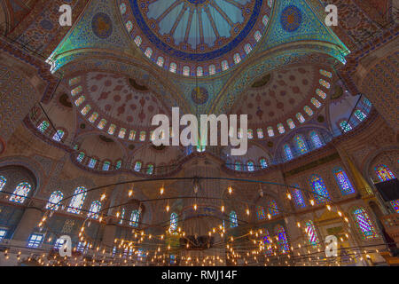 Moschea Blu, vista interna della cupola blu. Istanbul, Turchia Foto Stock