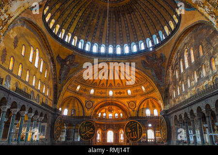 Museo Ayasophia interni. Vista della cupola, mosaici e caligraphy. Foto Stock