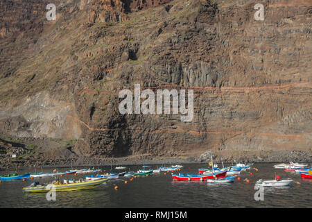 La Gomera, Spagna - Aprile 2013 : piccole imbarcazioni a La Gomera porto, Isole Canarie Foto Stock