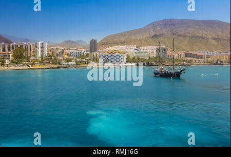 La Gomera, Spagna - Aprile 2013 : Nave sulla costa vicino a Los Cristianos in Tenerife, Isole Canarie Foto Stock