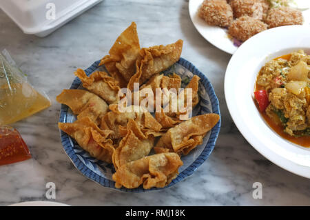 Fritte di maiale o fagottini (nome tailandese è Giew Moo Tod) sul piatto Foto Stock