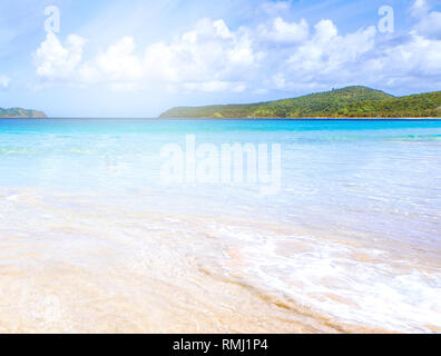 Bella incredibile color oro spiaggia sabbiosa con morbide onde isolato con sunny blue sky. Concetto di calma tropicale turismo idea, copia spazio, close up Foto Stock