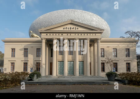 Museum De Fundatie a Zwolle con il suo stile romano edificio e unico a forma di uovo struttura sulla parte superiore dell edificio e Golden Goose sul bordo Foto Stock