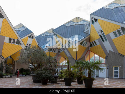 Vista del famoso inclinato case cubiche di Rotterdam, Paesi Bassi visto dalla piazza interna Foto Stock