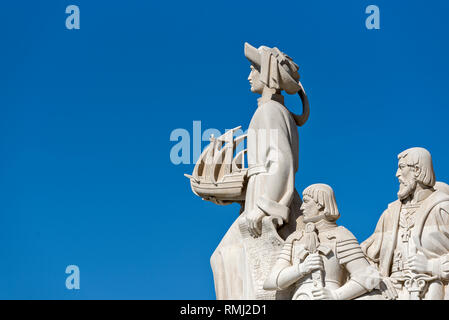 Enrico il navigatore, il re Alfonso V e Vasco da Gama sul Padrao dos Descobrimentos, un monumento alle scoperte in Belem, Lisbona, Portogallo Foto Stock