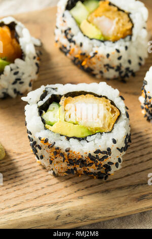 In casa Shirmp Tempura Sushi Roll con avocado Foto Stock