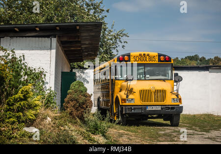 Jaworzyna slaska, Polonia - Agosto 2018 : grande scuola di giallo autobus parcheggiato nel Museo dell Industria e ferrovia Foto Stock