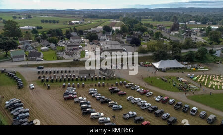 Vista aerea di una caduta Amish Vendita di fango come visto da un drone in un giorno nuvoloso Foto Stock