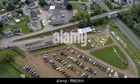 Vista aerea di una caduta Amish Vendita di fango come visto da un drone in un giorno nuvoloso Foto Stock