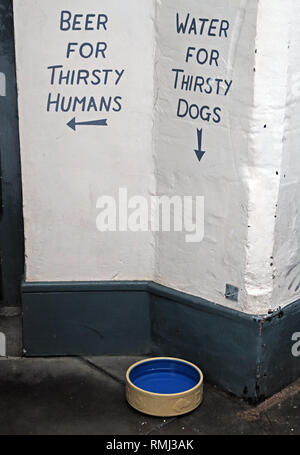 La birra per sete di esseri umani, acqua per Sete cani segno, Cirencester Town Center, Gloucestershire, Cotswolds, South West England, Regno Unito Foto Stock