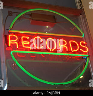 Insegna al neon, in corrispondenza di un record shop, dischi in vinile, SoHo, London, Sud-est dell' Inghilterra, Regno Unito Foto Stock