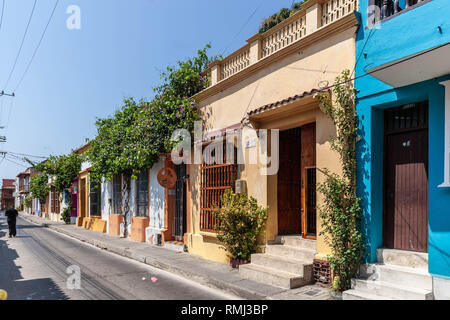 Le vecchie case in Calle de San Antonio, Barrio Getsemaní, Cartagena de Indias, Colombia. Foto Stock