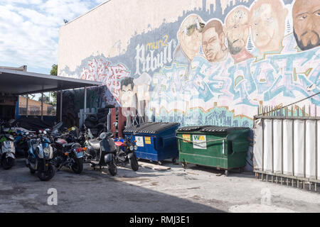 Un dipinto murale guardando in giù su un motociclo del meccanico cantiere in Little Havana di Miami, Florida, Stati Uniti d'America Foto Stock