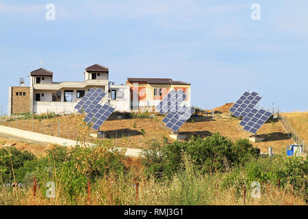 I moduli solari sistema e nuove case in zona rurale Foto Stock