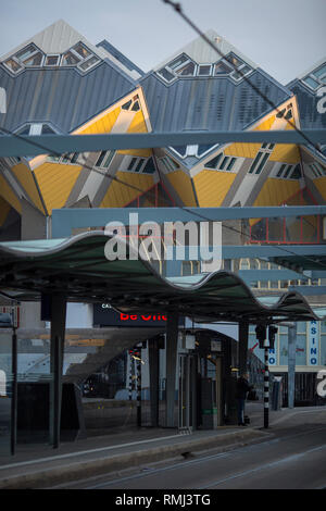 Street view del rinomato Rolling cube case visto dalla fermata del tram e la stazione della metropolitana di piazza Blaak a Rotterdam Foto Stock