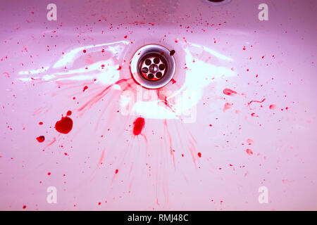 Bianco lavello in ceramica con il rosso delle macchie di sangue. Il concetto di sanguinosi suicidio e malattia Foto Stock