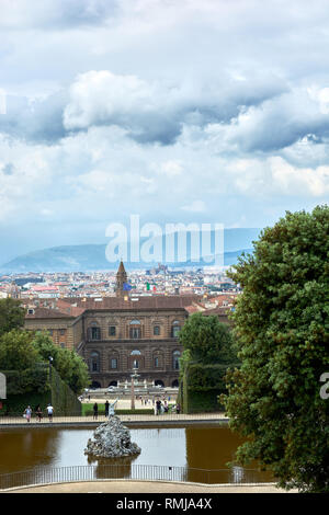 Firenze, Italia. La fontana di Nettuno e la reggia di Palazzo Pitti con la città sullo sfondo. Foto Stock