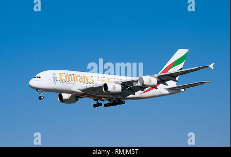 A380 Emirates super jumbo jet in atterraggio a LAX Foto Stock